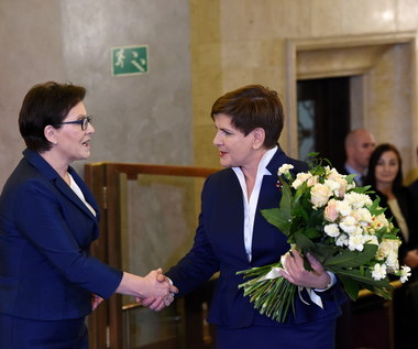 Beata Szydło już w Kancelarii Premiera. Kwiaty od Ewy Kopacz