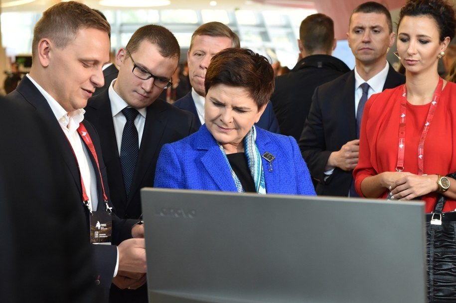 Beata Szydło na stoiskach polskich startupów na Europejskim Forum Cyberbezpieczeńtwa /Jacek Bednarczyk /PAP