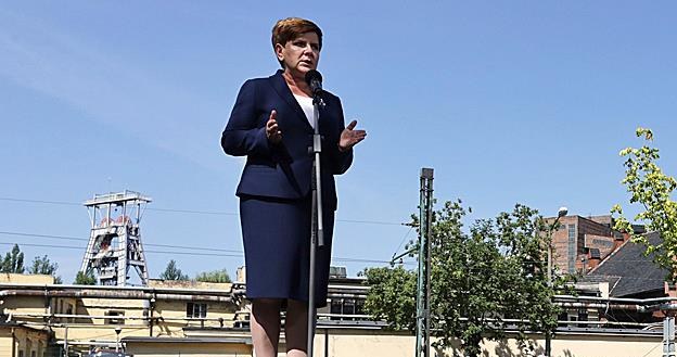 Beata Szydło pod Kopalnią Makoszowy, kampania wyborcza 2015. Fot. Dominik Gajda /Reporter