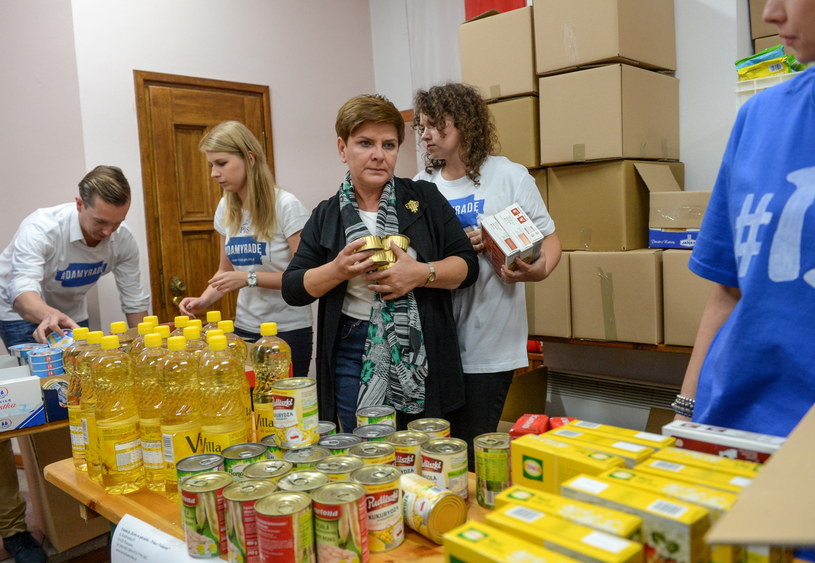 Beata Szydło pomaga przygotowywać paczki dla Polaków na Ukrainie /Marcin Obara /PAP