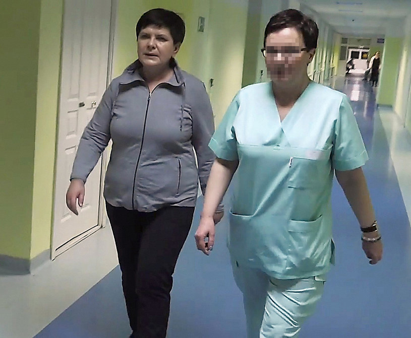 Beata Szydło spaceruje po szpitalnych korytarzach /East News
