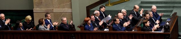 Beata Szydło z ministrami podczas debaty nad expose /PAP/Radek Pietruszka    /PAP