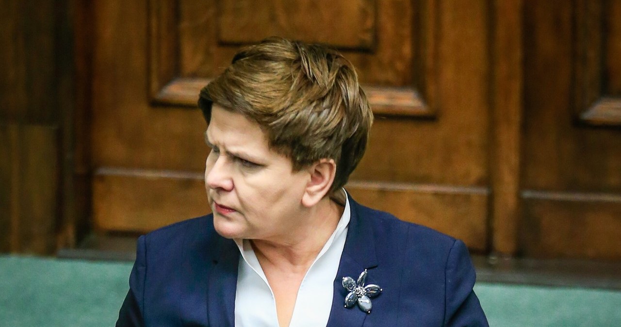 Beata Szydło z modną torebką /Reporter