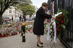 Beata Szydło złożyła kwiaty przedd Ambasadą Francji