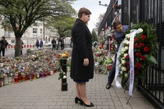 Beata Szydło złożyła kwiaty przedd Ambasadą Francji
