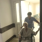 Beata Tyszkiewicz na dymku przed szpitalem. Tydzień po zawale
