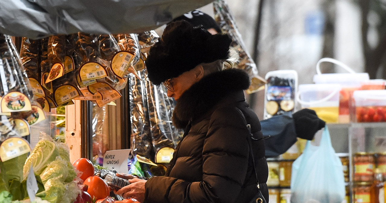 Beata Tyszkiewicz robi zakupy na bazarku /pomponik exclusive