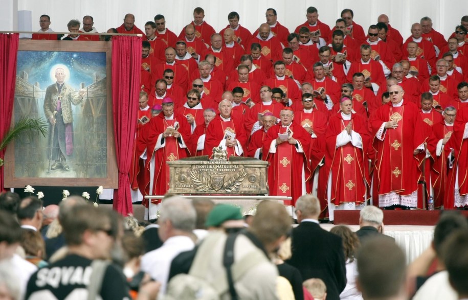 Beatyfikacyjny portret przedstawia Matulionisa w szacie biskupiej założonej na strój więzienny. /GEDIMINAS SAVICKIS /PAP/EPA