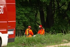 Beczki z niebezpieczną substancją w rzece niedaleko Iławy