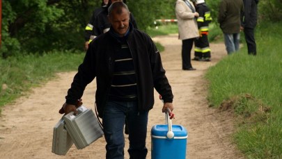 Beczki z niebezpieczną substancją w rzece niedaleko Iławy
