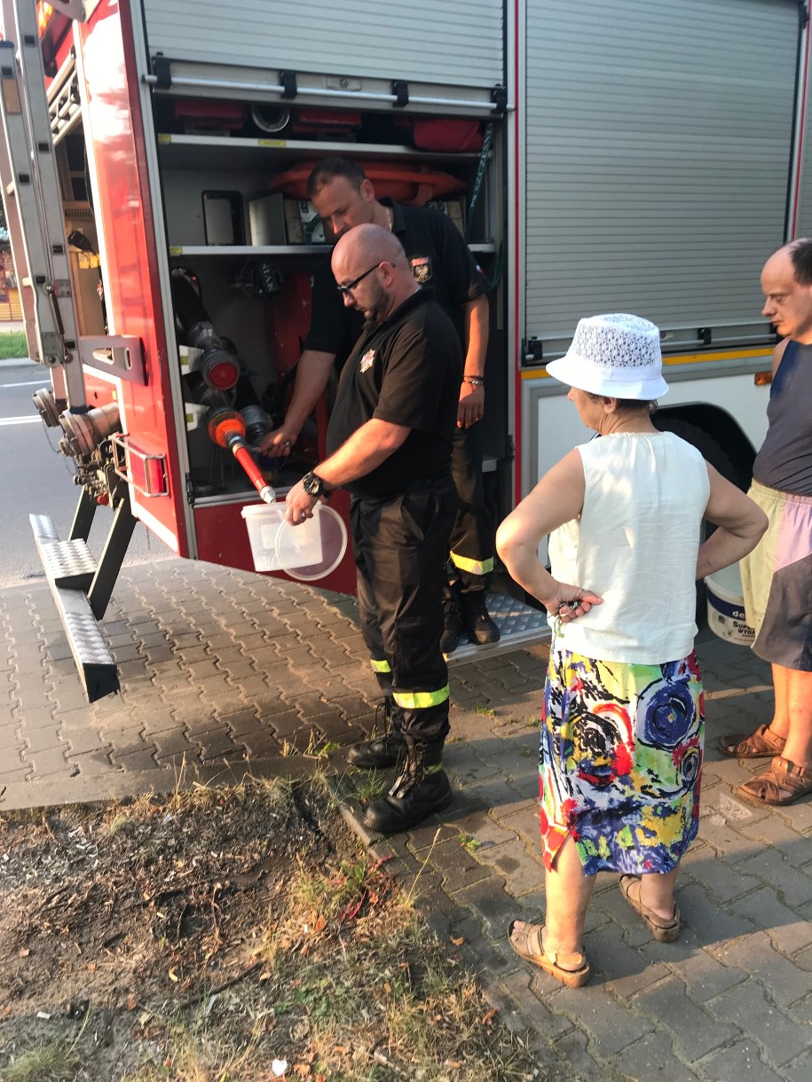 Beczkowozy na ulicach Zawiercia. W mieście są problemy z wodą, bo w sieci wodociągowej odkryto bakterie coli. /Marcin Buczek /RMF FM