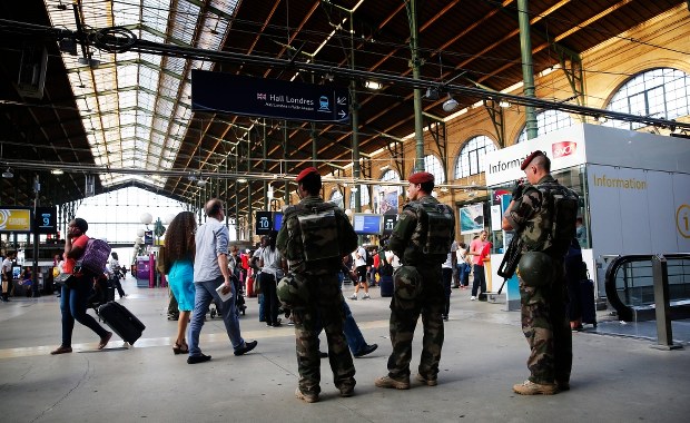 Będą komputerowo analizować zachowanie podróżnych, by tropić terrorystów na dworcach