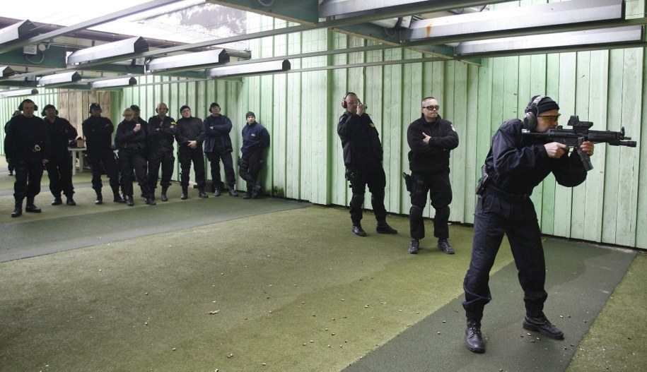 Będą potrzebne szkolenia strzeleckie dla tysięcy policjantów. Na zdj. szkolenie funkcjonariuszy w Katowicach z 2008 r. /Andrzej Grygiel /PAP