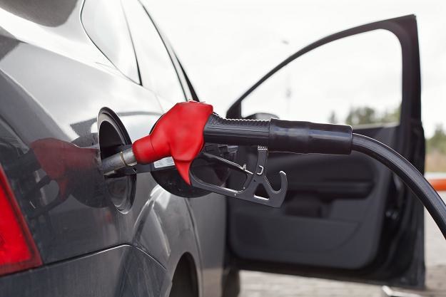 Będą spadki cen na stacjach benzynowych! /&copy;123RF/PICSEL
