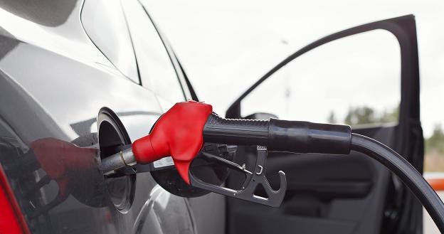 Będą spadki cen na stacjach benzynowych! /&copy;123RF/PICSEL