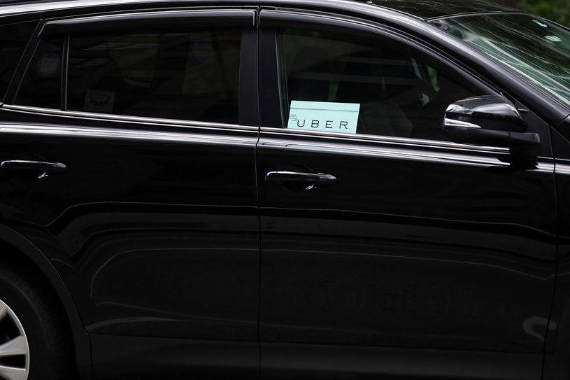 Będą wspólne europejskie przepisy dla takich usług jak Uber czy BlaBlaCar? /AFP