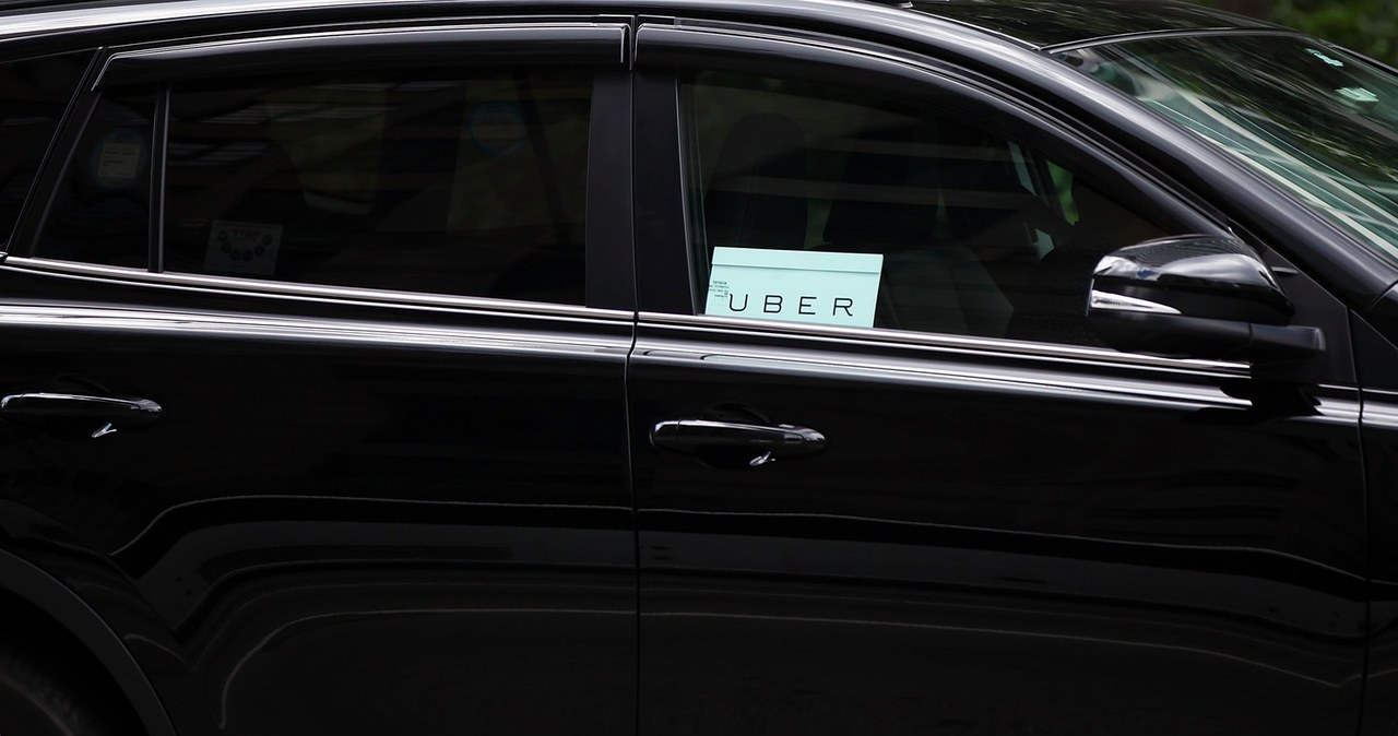 Będą wspólne europejskie przepisy dla takich usług jak Uber czy BlaBlaCar? /AFP