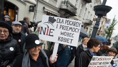 Będą zarzuty dla kobiety, która podczas "czarnego protestu" miała zaatakować policjanta 