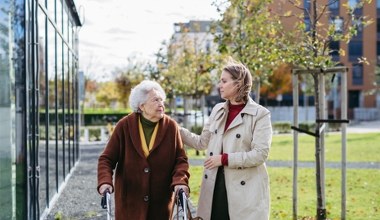 Będą zmiany w pomocy dla seniorów. Rząd przyjął projekt ustawy