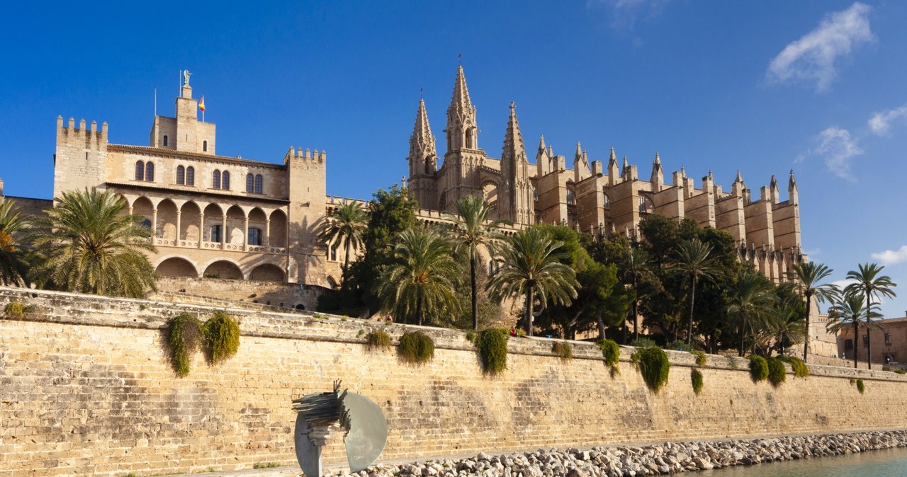 Będąc na Majorce, warto zwiedzić jej stolice i zarazem największe miasto, czyli Palma de Mallorca. /East News