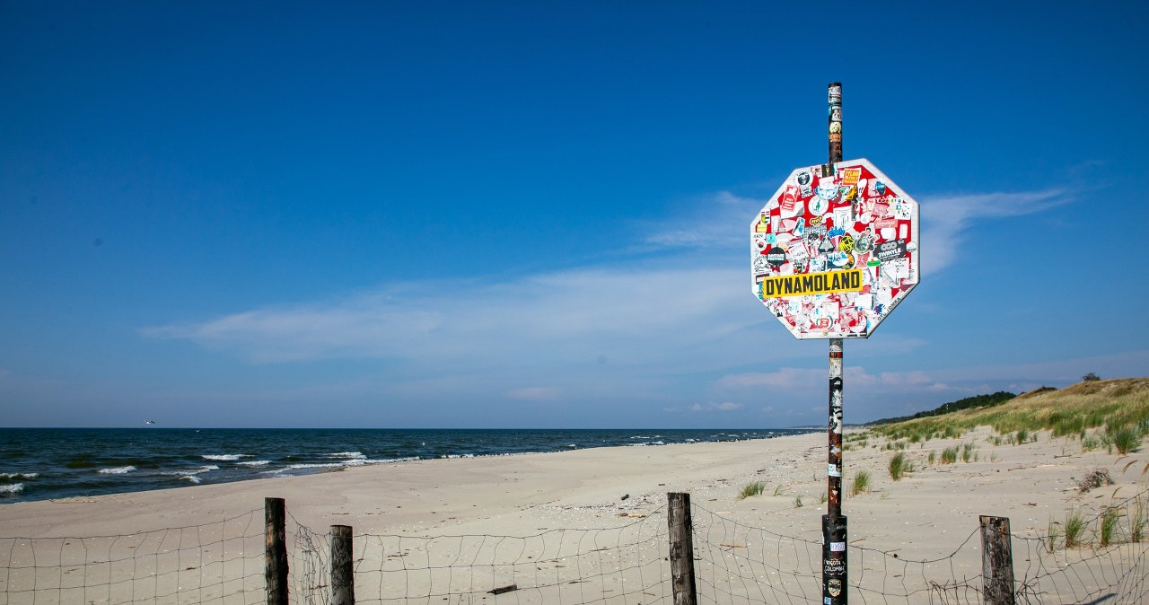 Będąc na plaży w Piaskach, spacer "na koniec Polski" to dla wielu osób ciekawe doświadczenie /East News
