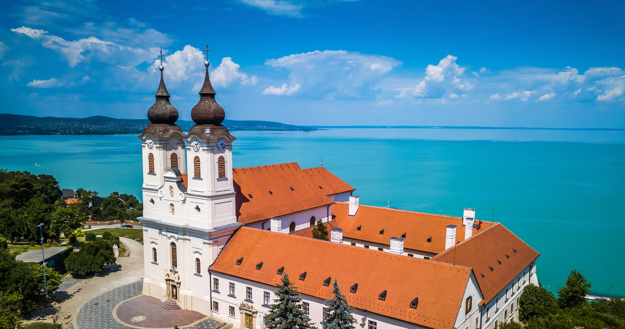 Będąc nad Balatonem można zobaczyć wiele ciekawych zabytków i zwiedzić urokliwe miasteczka. /Adobe Stock