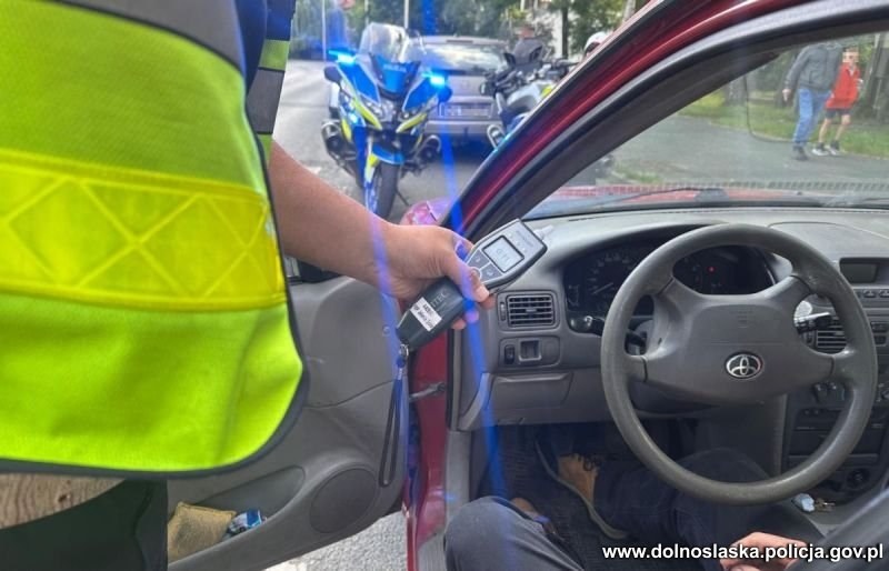Będąc pod wpływem alkoholu, wyprzedzał na przejściu dla pieszych niedaleko szkoły /Policja /