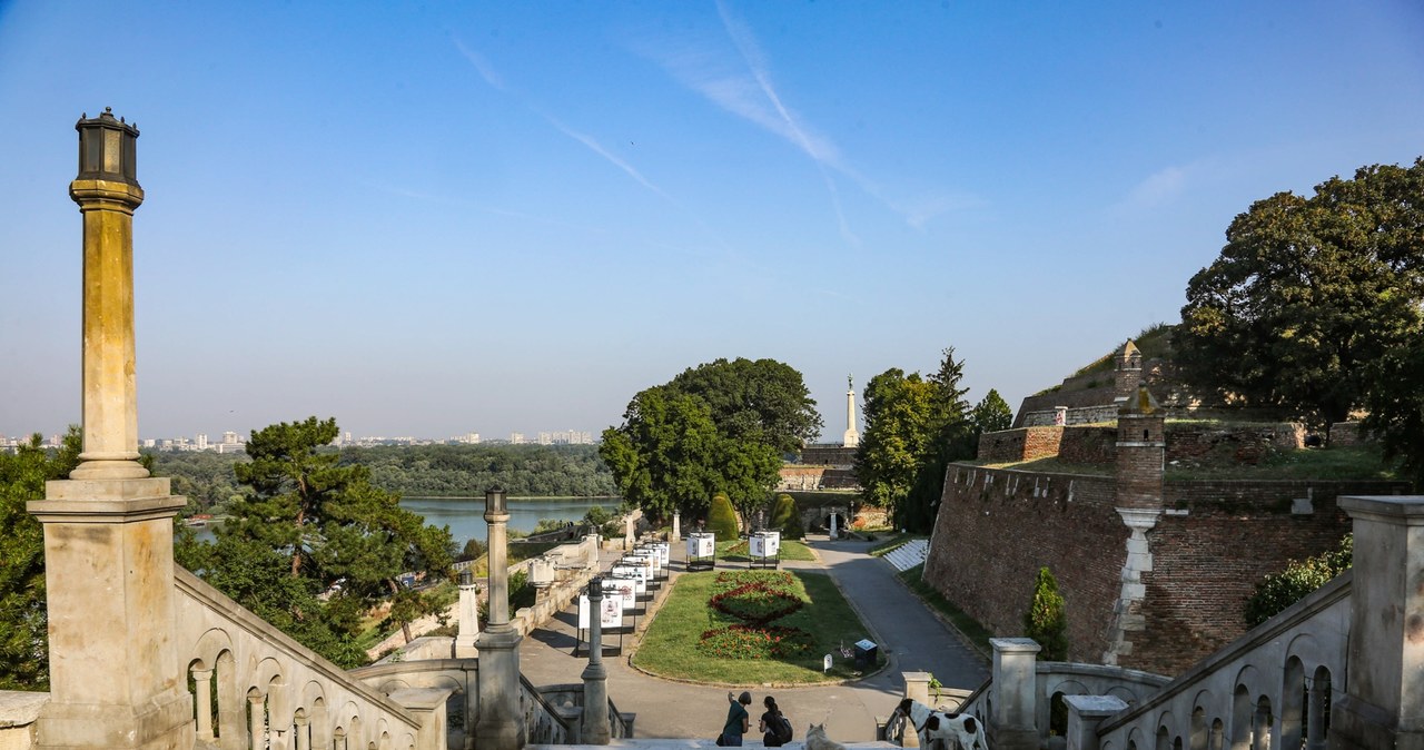 Będąc w Belgradzie, warto zobaczyć fortyfikacje i park Kalemegdan / NurPhoto / Contributor /Getty Images