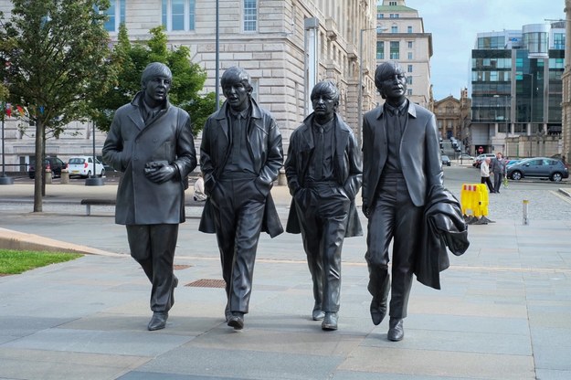 Będąc w Liverpoolu można zrobić sobie zdjęcie ze słynną Czwórką. Rzeźbę odsłonięto w 2017 r. Przedstawia zespół spacerujący wzdłuż rzeki Mersey /Shutterstock