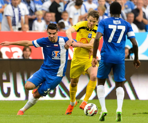 Będacy przy piłce Niclas Vemmelund z islandzkiego Stjarnan FC odpycha napierającego Vojo Ubiparipa z miejscowego Lecha /Jakub Kaczmarczyk /PAP