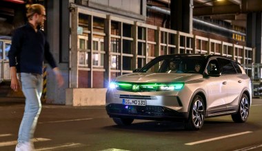 Będzie czwarte światło stop w samochodach? Montują je z przodu dla pieszych