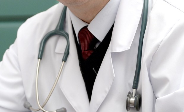 Będzie dwa razy mniej pieniędzy na skrócenie kolejek do lekarzy