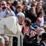 Będzie zakaz robienia zdjęć podczas mszy? „Papież ma władzę, by przegonić fotografów sprzed ołtarza”