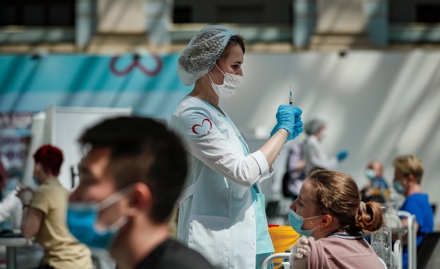 "Będziemy chodzić od domu do domu". Wysłannicy zapukają do niezaszczepionych