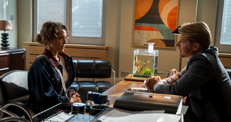 Beger zaproponuje Julii stanowisko kierownika nowego oddziału ratunkowego w Leśnej Górze /Źródło: AIM