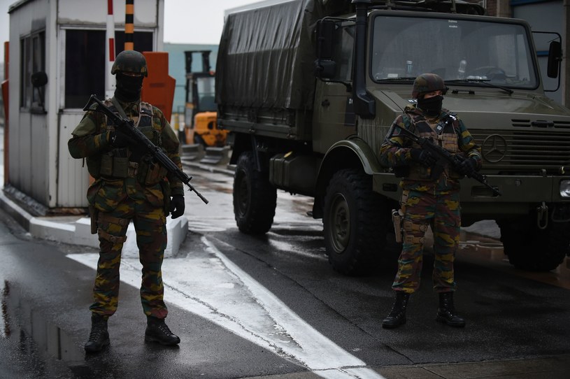 Beglijscy żołnierze strzegą lotniska w Zaventem pod Brukselą /AFP