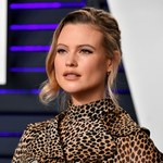 Behati Prinsloo w niepokojącej ciążowej sesji. Skąpo ubrana pozuje w masce