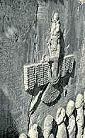 Behistun, fragment skały z symbolem Ahuramazdy /Encyklopedia Internautica