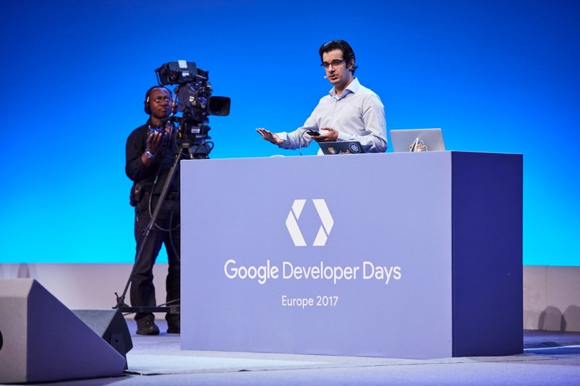 Behshad Behzadi prezentuje możliwość Asystenta Google na konferencji Google Developers Days w Krakowie /materiały prasowe