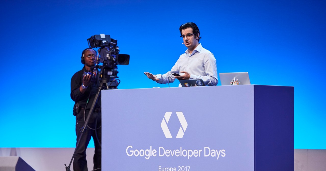 Behshad Behzadi prezentuje możliwość Asystenta Google na konferencji Google Developers Days w Krakowie /materiały prasowe