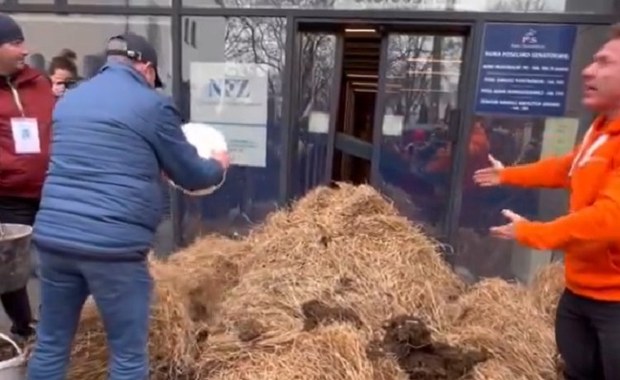 Bele słomy i obornik przed biurami polityków w Białymstoku