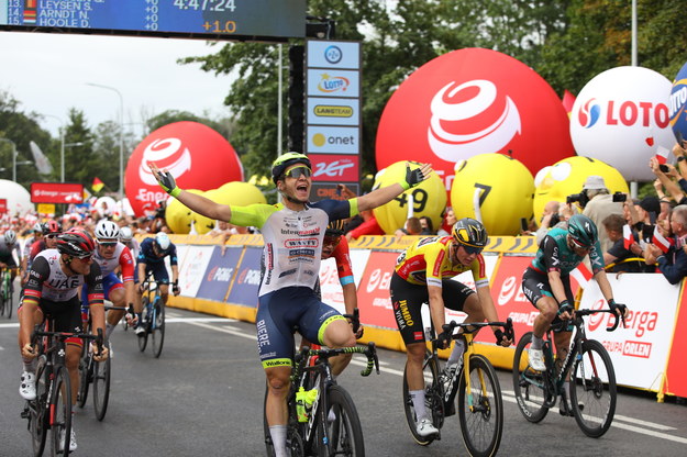 Belg Gerben Thijssen (2L) z grupy Intermarché Wanty Gobert pierwszy na mecie 2. etapu 79. Tour de Pologne w Zamościu /Bartłomiej Wójtowicz /PAP