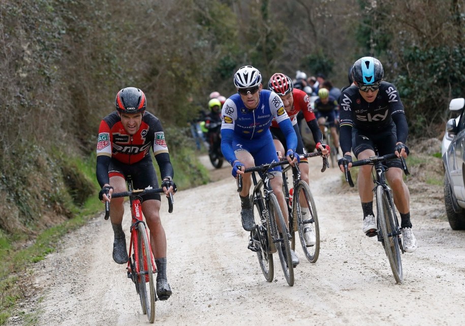 Belg Greg Van Avermaet, Czech Zdenek Stybar i Michał Kwiatkowski na trasie ubiegłorocznej edycji Strade Bianche /YUZURU SUNADA/BELGA /PAP