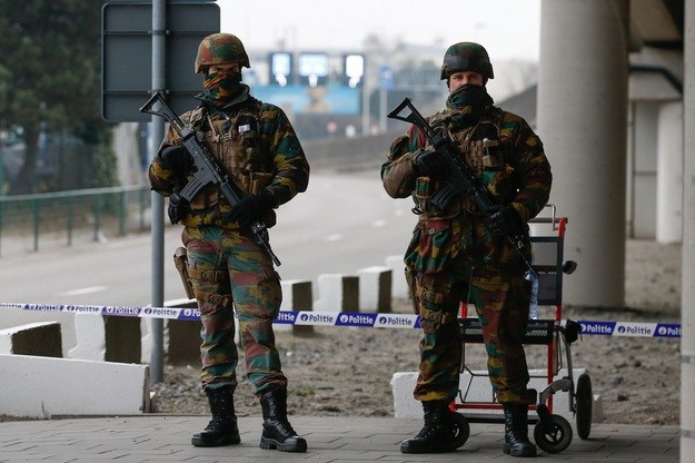 Belgijscy żołnierze na lotnisku Zaventem (zdj. ilustracyjne) /PAP/EPA