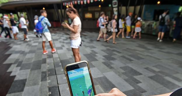 Belgijska policja będzie karać mandatami w wysokości 55 euro nieuważnych graczy w Pokemon Go, /AFP