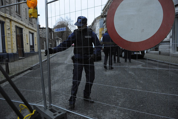 Belgijski policjant w czasie antyterrorystycznej akcji w Verviers fot. John Thys /AFP