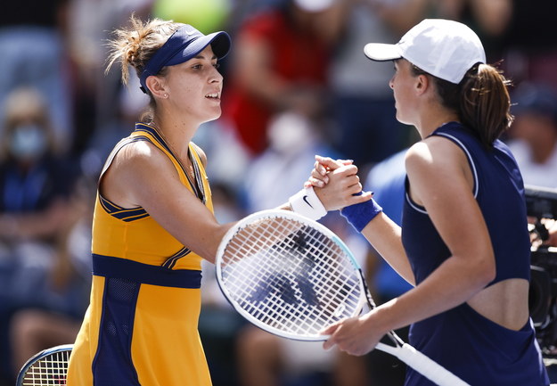 Belinda Bencic i Iga Świątek /JUSTIN LANE /PAP/EPA