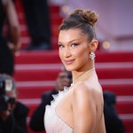 Bella Hadid w odważnej kreacji. Modelka pokazała pośladki