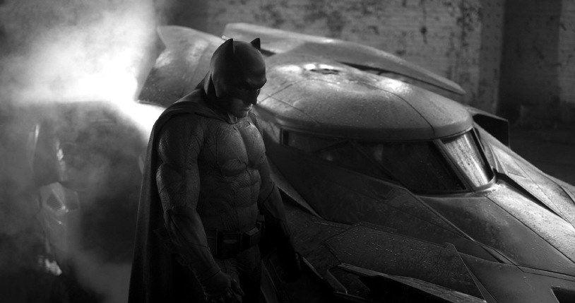 Ben Affleck jako Batman na grafice promującej film "Batman V Superman: Świt sprawiedliwości" /materiały dystrybutora