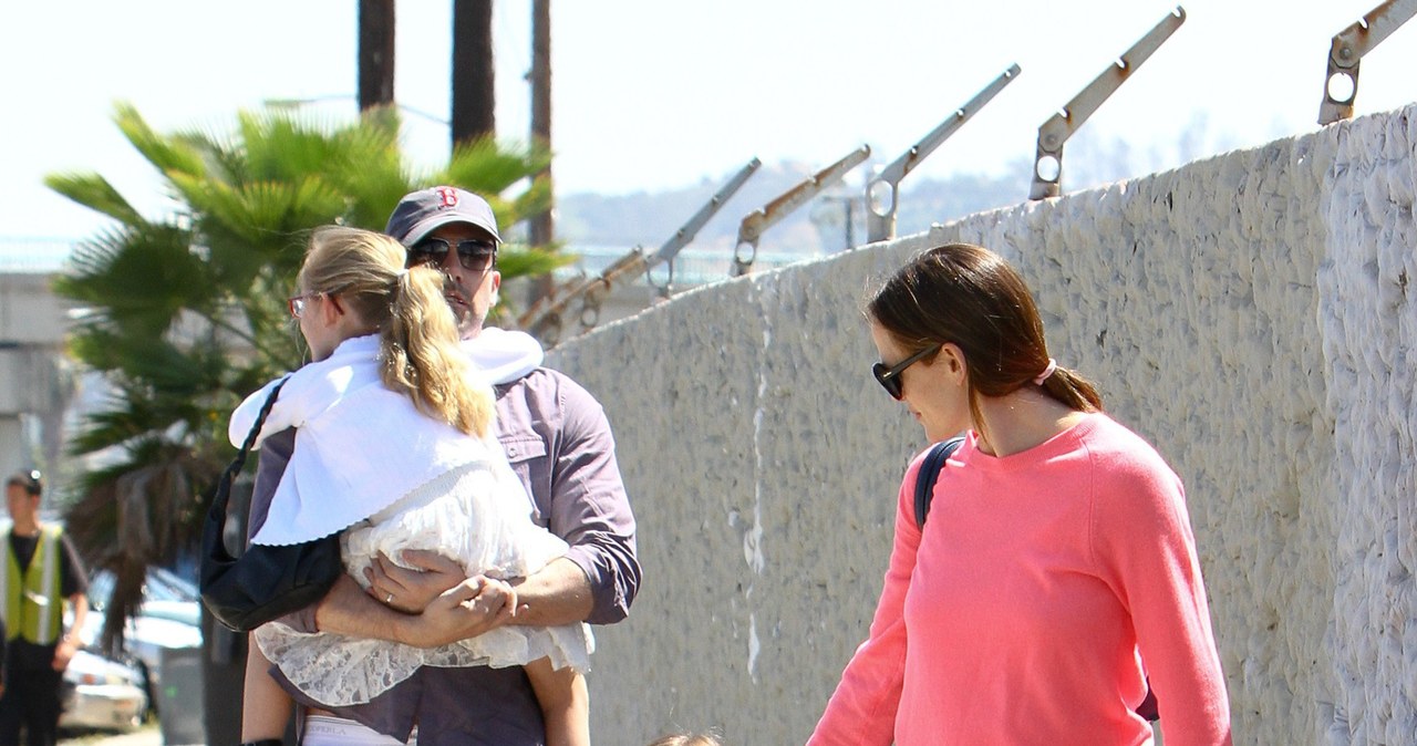 Ben Affleck z Jennifer Garner i córkami /East News